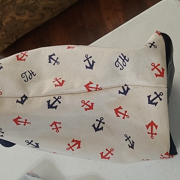 Tommy Hilfiger Cream Tote with Navy & Red Anchor Details - Picture 16 of 16
